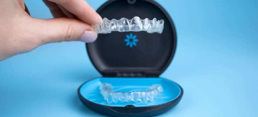 Alinhador Invisalign próximo ao estojo