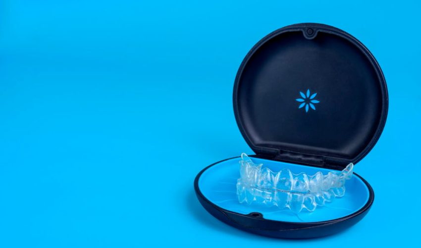 Estojo Invisalign com alinhadores transparentes