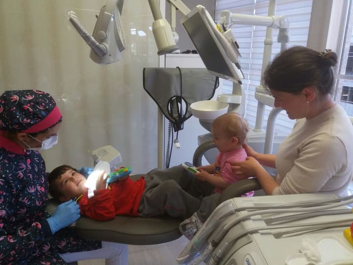 Paciente infantil em acompanhamento odontológico